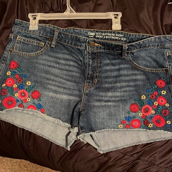 GAP Pants - 🌟PRICE REDUCED 🌟GAP Sexy Boyfriend shorts embroidered flowers 5 pocket denim